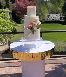 Gold trim cake table